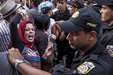 Affrontements police et manifestants contre la loi de rconciliation