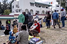 Migrants ivoiriens devant leur ambassade