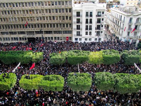14 janvier 2011 : la grande manif du vendredi 14 janvier devant le ministère de l'intérieur sur l'Avenue Habib Bourguiba. La police donne l'ordre de tirer les cartouches de gaz lacrymogène pour disperser le peuple. Pendant ce temps l'ancien président Ben Ali fuyait du pays. Affrontement  de l'après midi entre les manifestants et la police.