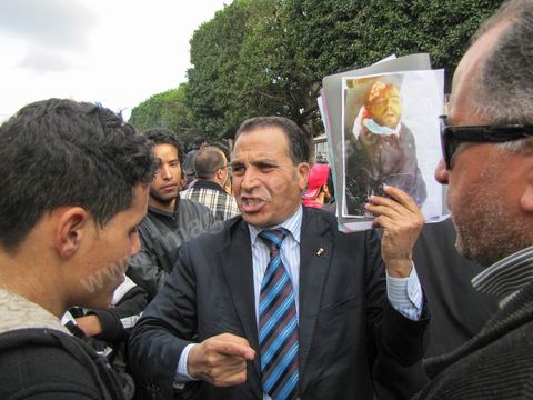 14 janvier 2011 : la grande manif du vendredi 14 janvier devant le ministère de l'intérieur sur l'Avenue Habib Bourguiba. La police donne l'ordre de tirer les cartouches de gaz lacrymogène pour disperser le peuple. Pendant ce temps l'ancien président Ben Ali fuyait du pays. Affrontement  de l'après midi entre les manifestants et la police.