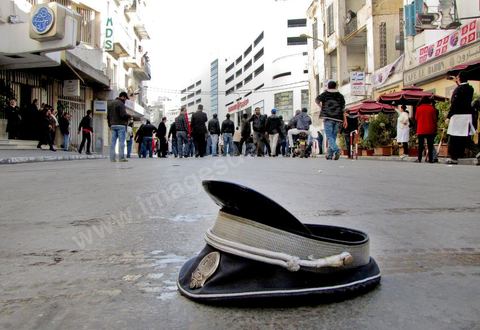 14 janvier 2011 : la grande manif du vendredi 14 janvier devant le ministère de l'intérieur sur l'Avenue Habib Bourguiba. La police donne l'ordre de tirer les cartouches de gaz lacrymogène pour disperser le peuple. Pendant ce temps l'ancien président Ben Ali fuyait du pays. Affrontement  de l'après midi entre les manifestants et la police.