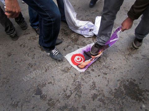 14 janvier 2011 : la grande manif du vendredi 14 janvier devant le ministère de l'intérieur sur l'Avenue Habib Bourguiba. La police donne l'ordre de tirer les cartouches de gaz lacrymogène pour disperser le peuple. Pendant ce temps l'ancien président Ben Ali fuyait du pays. Affrontement  de l'après midi entre les manifestants et la police.