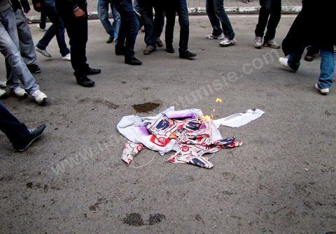 14 janvier 2011 : la grande manif du vendredi 14 janvier devant le ministère de l'intérieur sur l'Avenue Habib Bourguiba. La police donne l'ordre de tirer les cartouches de gaz lacrymogène pour disperser le peuple. Pendant ce temps l'ancien président Ben Ali fuyait du pays. Affrontement  de l'après midi entre les manifestants et la police.
