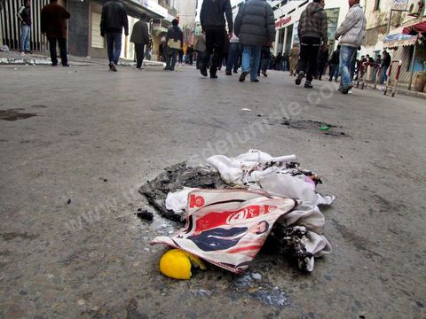 14 janvier 2011 : la grande manif du vendredi 14 janvier devant le ministère de l'intérieur sur l'Avenue Habib Bourguiba. La police donne l'ordre de tirer les cartouches de gaz lacrymogène pour disperser le peuple. Pendant ce temps l'ancien président Ben Ali fuyait du pays. Affrontement  de l'après midi entre les manifestants et la police.