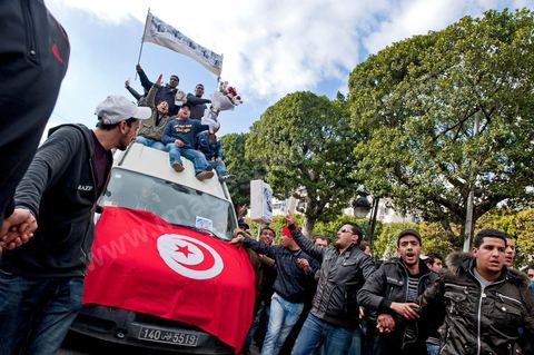 Cortège funébre d'une victime de la police traversant le centre ville de Tunis, du Passage à l'avenue Habib Bourguiba, rejoignant la grande manif du vendredi 14 janvier devant le ministère de l'intérieur sur l'Avenue Habib Bourguiba. Au passage de ces manifestants pacifiques la police donne l'ordre de tirer les cartouches de gaz lacrymonagène pour disperser le peuple. Pendant ce temps l'ancien président Ben Ali fuyait du pays. 