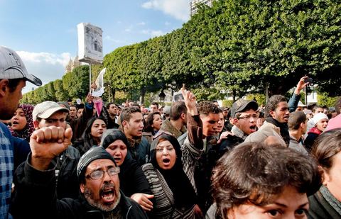 Cortège funébre d'une victime de la police traversant le centre ville de Tunis, du Passage à l'avenue Habib Bourguiba, rejoignant la grande manif du vendredi 14 janvier devant le ministère de l'intérieur sur l'Avenue Habib Bourguiba. Au passage de ces manifestants pacifiques la police donne l'ordre de tirer les cartouches de gaz lacrymonagène pour disperser le peuple. Pendant ce temps l'ancien président Ben Ali fuyait du pays. 