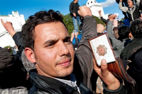 journée du 21/01/2011 : un grand nombre de policiers montent sur leurs camions et appel à leur soutien au mouvement du peuple et demande des excuses durant la manifestation sur la Place de la Kasbah devant les portes du Premier Ministère, le peuple tout uni demande la démission du Premier Ministre M. Ghanouchi, cette manifestation verra un mouvement spontané des policiers qui décident de manifester pour ecrtains d'entre eux avec le peuple tout en s'excusant pour tous ses actes faits durant la dictature policère de Ben Ali.