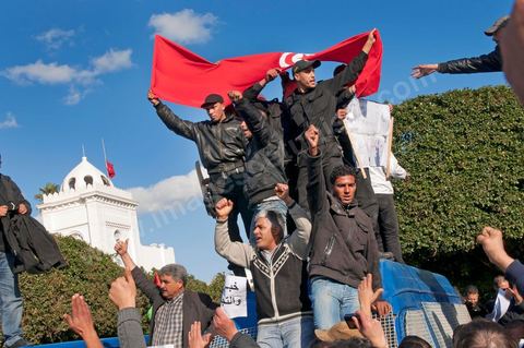 journée du 21/01/2011 : un grand nombre de policiers montent sur leurs camions et appel à leur soutien au mouvement du peuple et demande des excuses durant la manifestation sur la Place de la Kasbah devant les portes du Premier Ministère, le peuple tout uni demande la démission du Premier Ministre M. Ghanouchi, cette manifestation verra un mouvement spontané des policiers qui décident de manifester pour ecrtains d'entre eux avec le peuple tout en s'excusant pour tous ses actes faits durant la dictature policère de Ben Ali.