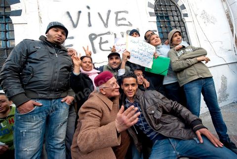 journée du 21/01/2011 : manifestation sur la Place de la Kasbah devant les portes du Premier Ministère, le peuple tout uni demande la démission du Premier Ministre M. Ghanouchi, cette manifestation verra un mouvement spontané des policiers qui décident de manifester pour ecrtains d'entre eux avec le peuple tout en s'excusant pour tous ses actes faits durant la dictature policère de Ben Ali.
