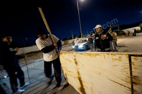 Après le couvre feu de 18h : Barrages et surveillances mises en place par les citoyens en collaboration avec les forces armées dans chaque quartier de Tunis. ici dans les quartiers populaires de Megrine Chaker dans la banlieue sud de Tunis