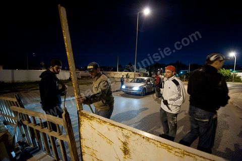 Après le couvre feu de 18h : Barrages et surveillances mises en place par les citoyens en collaboration avec les forces armées dans chaque quartier de Tunis. ici dans les quartiers populaires de Megrine Chaker dans la banlieue sud de Tunis