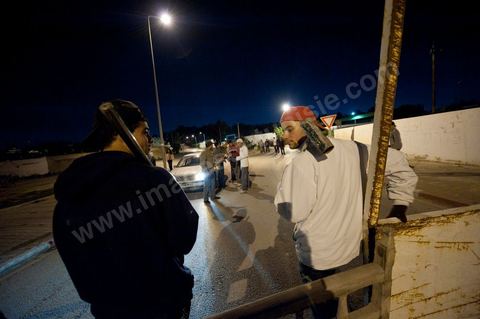 Après le couvre feu de 18h : Barrages et surveillances mises en place par les citoyens en collaboration avec les forces armées dans chaque quartier de Tunis. ici dans les quartiers populaires de Megrine Chaker dans la banlieue sud de Tunis