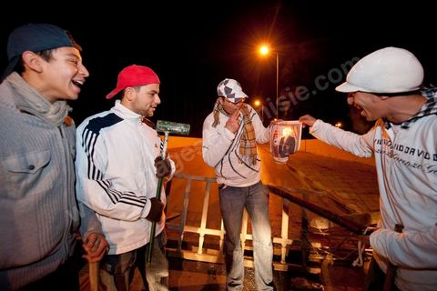 Après le couvre feu de 18h : Barrages et surveillances mises en place par les citoyens en collaboration avec les forces armées dans chaque quartier de Tunis. ici dans les quartiers populaires de Megrine Chaker dans la banlieue sud de Tunis