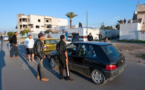Le peuple reste vigilant et se protège. Barrages et surveillances mises en place par les citoyens en collaboration avec les forces armées dans chaque quartier de Tunis. ici dans les quartiers populaires de Megrine Chaker dans la banlieue sud de Tunis