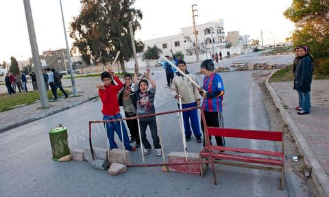 Le peuple reste vigilant et se protège. Barrages et surveillances mises en place par les citoyens en collaboration avec les forces armées dans chaque quartier de Tunis. ici dans les quartiers populaires de Megrine Chaker dans la banlieue sud de Tunis