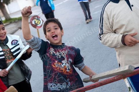 Le peuple reste vigilant et se protège. Barrages et surveillances mises en place par les citoyens en collaboration avec les forces armées dans chaque quartier de Tunis. ici dans les quartiers populaires de Megrine Chaker dans la banlieue sud de Tunis