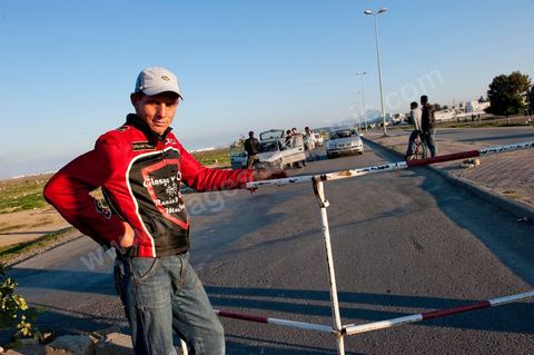 Le peuple reste vigilant et se protège. Barrages et surveillances mises en place par les citoyens en collaboration avec les forces armées dans chaque quartier de Tunis. ici dans les quartiers populaires de Megrine Chaker dans la banlieue sud de Tunis