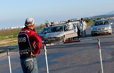 Le peuple reste vigilant et se protège. Barrages et surveillances mises en place par les citoyens en collaboration avec les forces armées dans chaque quartier de Tunis. ici dans les quartiers populaires de Megrine Chaker dans la banlieue sud de Tunis