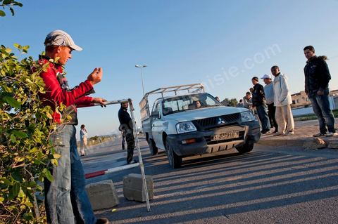 Le peuple reste vigilant et se protège. Barrages et surveillances mises en place par les citoyens en collaboration avec les forces armées dans chaque quartier de Tunis. ici dans les quartiers populaires de Megrine Chaker dans la banlieue sud de Tunis