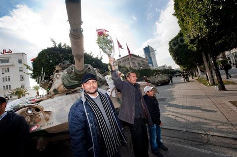Journée du 19/01/2011 ; scène du peuple avec l'armée tunisienne autour des chars sur l'avenue Habib Bourguiba à Tunis