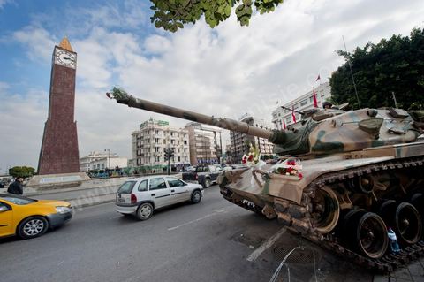 Journée du 19/01/2011 ; scène du peuple avec l'armée tunisienne autour des chars sur l'avenue Habib Bourguiba à Tunis