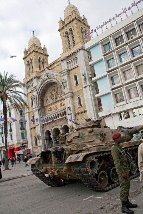 Journée du 19/01/2011 ; scène du peuple avec l'armée tunisienne autour des chars sur l'avenue Habib Bourguiba à Tunis devant la cathédrale