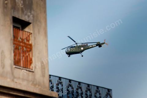 Hélicoptère de l'armée survolant les quartiers résidentiels de la banlieue sud de Tunis