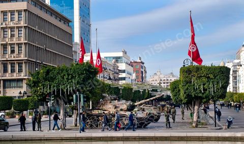 L'armée tunisienne et les militaires sur l'avenue Habib Bourguiba à Tunis