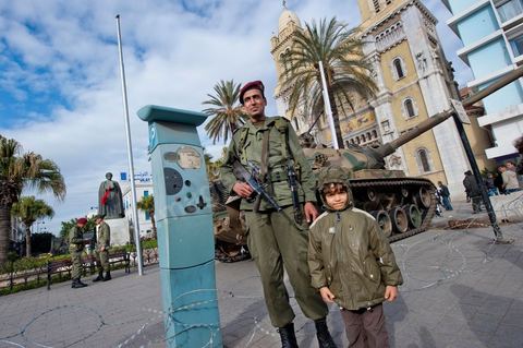 L'armée tunisienne et les militaires sur l'avenue Habib Bourguiba à Tunis