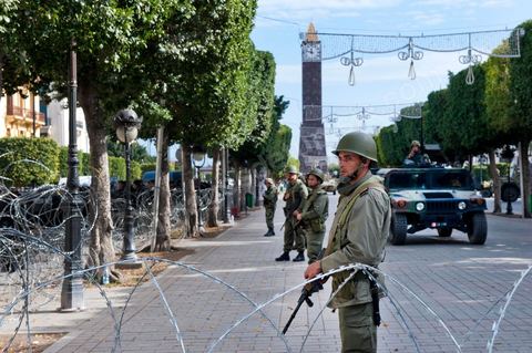 L'armée tunisienne et les militaires sur l'avenue Habib Bourguiba à Tunis