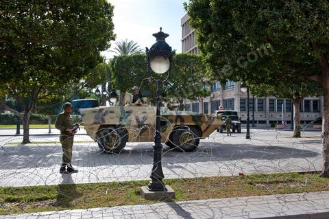 L'armée tunisienne et les militaires devant le Ministère de l'Intérieur sur l'avenue Habib Bourguiba à Tunis