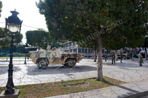 L'armée tunisienne et les militaires devant le Ministère de l'Intérieur sur l'avenue Habib Bourguiba à Tunis