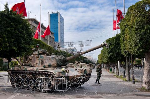 L'armée tunisienne et les militaires sur l'avenue Habib Bourguiba à Tunis