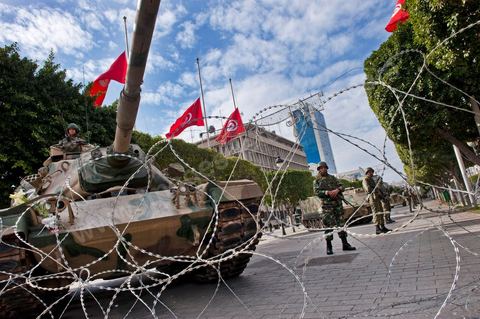 L'armée tunisienne et les militaires sur l'avenue Habib Bourguiba à Tunis