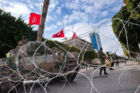 L'armée tunisienne et les militaires sur l'avenue Habib Bourguiba à Tunis