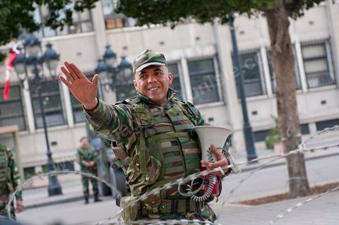 L'armée tunisienne et les militaires devant le Ministère de l'Intérieur sur l'avenue Habib Bourguiba à Tunis