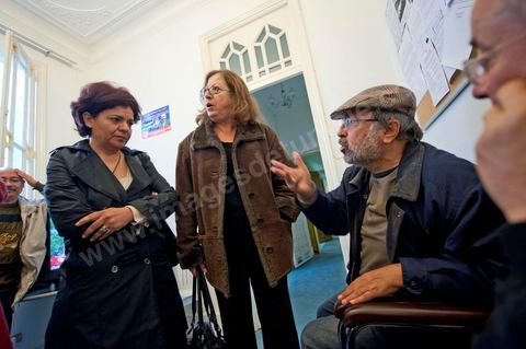 Au siège du parti du Mouvement Ettajdid tenu par Ahmed Brahim ex opposant à Ben Ali, seul véritable candidat opposant aux élections présidentielles de 2009 et nommé hier soir Ministre de l'Enseignement dans le nouveau gouvernement . Ambiance au coeur de l'incertitude des militants avec la démission annoncée des ministres de l'UGGT. 