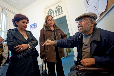 Au siège du parti du Mouvement Ettajdid tenu par Ahmed Brahim ex opposant à Ben Ali, seul véritable candidat opposant aux élections présidentielles de 2009 et nommé hier soir Ministre de l'Enseignement dans le nouveau gouvernement . Ambiance au coeur de l'incertitude des militants avec la démission annoncée des ministres de l'UGGT. 