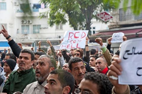 Au siège du parti du Mouvement Ettajdid tenu par Ahmed Brahim ex opposant à Ben Ali, seul véritable candidat opposant aux élections présidentielles de 2009 et nommé hier soir Ministre de l'Enseignement dans le nouveau gouvernement . Ambiance au coeur de l'incertitude des militants avec la démission annoncée des ministres de l'UGGT. Suivi ensuite par photos de manifestations devant la porte du même parti manifestation du peuple demandant "RCD dégage".