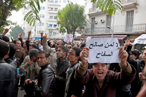 Au siège du parti du Mouvement Ettajdid tenu par Ahmed Brahim ex opposant à Ben Ali, seul véritable candidat opposant aux élections présidentielles de 2009 et nommé hier soir Ministre de l'Enseignement dans le nouveau gouvernement . Ambiance au coeur de l'incertitude des militants avec la démission annoncée des ministres de l'UGGT. Suivi ensuite par photos de manifestations devant la porte du même parti manifestation du peuple demandant "RCD dégage".