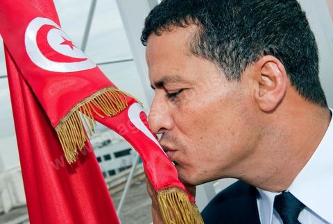 Le capitaine Mohamed Ben Kilani, jeune pilote de la compagnie aérienne Tunisiair. Dévenu héros national lorsque le vendredi après midi, alors que le gouvernement de Ben Ali tombe, il refuse d'embarquer et de faire décoller l'avion lorsque des membres de la famille Trabelsi tente de s'enfuir dans son avion vers la France."J'ai revu les images des événements de ces derniers jours en Tunisie et j'ai décidé de ne pas participer à cette expédition de criminels. Si je ramène cette famille, je serais un traitre pour ton ma vie" a pensé le Capitaine Mohamed Ben Kilani en apprenant l'arrivée dans son avion de certains membres de la famille Trabelsi.
