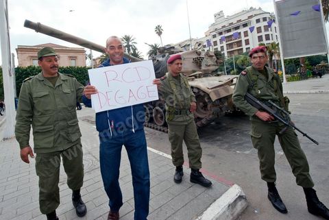 Journée du 19/01/2011 :; Manifestaition contre le RCD pour la démission des ministres de l'ancien régime sur l'avenue Habib Bourguiba à Tunis
