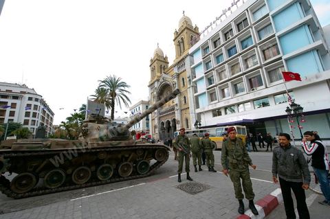 Journée du 19/01/2011 :; Manifestaition contre le RCD pour la démission des ministres de l'ancien régime sur l'avenue Habib Bourguiba à Tunis