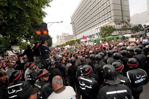 Journée du 19/01/2011 :; Manifestaition contre le RCD pour la démission des ministres de l'ancien régime sur l'avenue Habib Bourguiba à Tunis