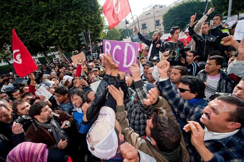 Journée du 19/01/2011 :; Manifestaition contre le RCD pour la démission des ministres de l'ancien régime sur l'avenue Habib Bourguiba à Tunis
