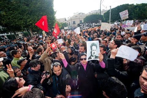 Journée du 19/01/2011 :; Manifestaition contre le RCD pour la démission des ministres de l'ancien régime sur l'avenue Habib Bourguiba à Tunis