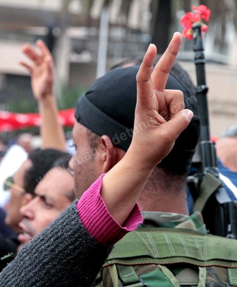 20 janvier : Manifestation du peuple devant le parti du RCD (Rassemblement Constitutionnel Démocratie) le parti unique de Ben Ali demandant la dissolution du gouvernement au pouvoir et du parti du RCD.