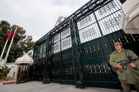 Journée du 19/01/2011 : Militaire devant les grilles du Palais Présidentiel de Carthage dans la banlieue nord de Tunis