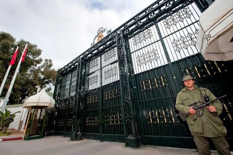 Journée du 19/01/2011 : Militaire devant les grilles du Palais Présidentiel de Carthage dans la banlieue nord de Tunis