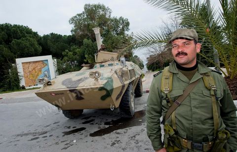 Journée du 19/01/2011 : Journée du 19/01/2011 : Militaires autour du Palais Présidentiel de Carthage dans la banlieue nord de Tunis